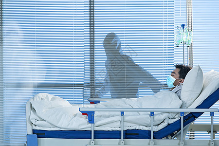男人躺在病床上中年男人患者躺在医院病床上背景