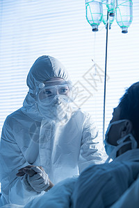 防疫医务工作者照顾病床上的患者图片