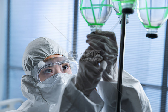 医务工作者在病房里调试生理盐水图片