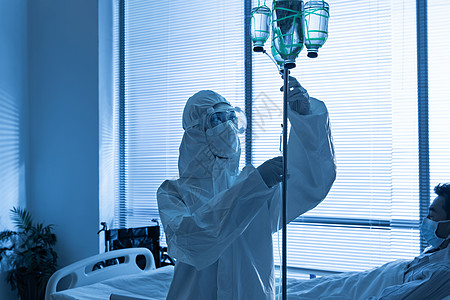 防疫医务工作者照顾病床上的患者图片
