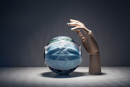 地球雕塑戴口罩的地球和手部模型背景