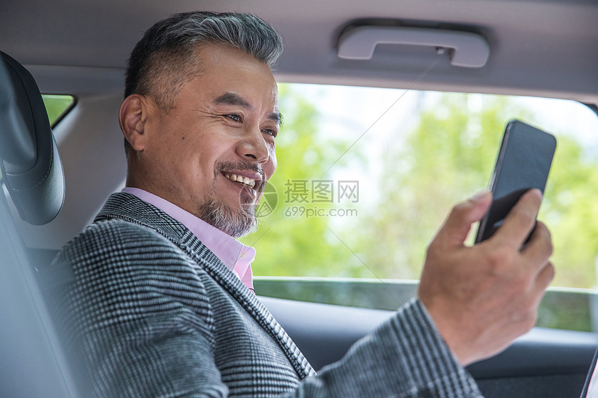 男士坐在汽车里进行视频电话图片