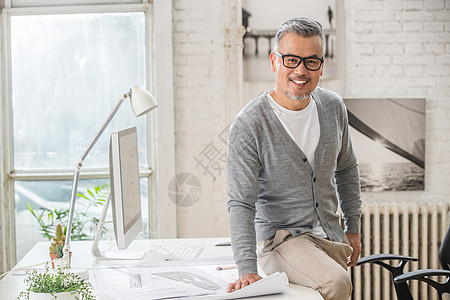 铅笔尺子资深设计师拿着铅笔背景