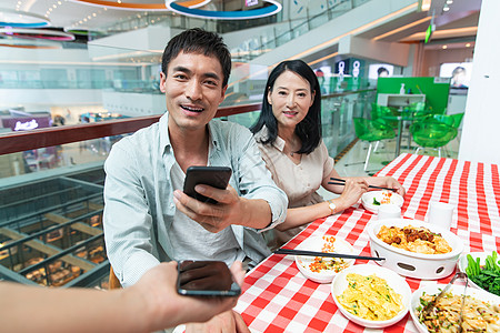 中年夫妇在餐厅用餐高清图片