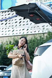 购物的中年女人打电话图片