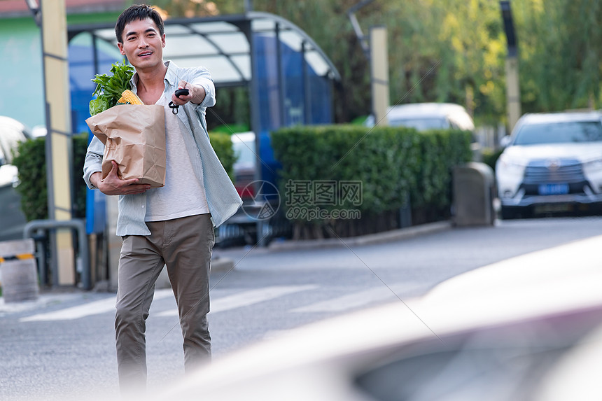 中年男人拿着购物袋图片