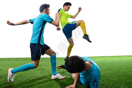 足球运动员在球场上踢球图片