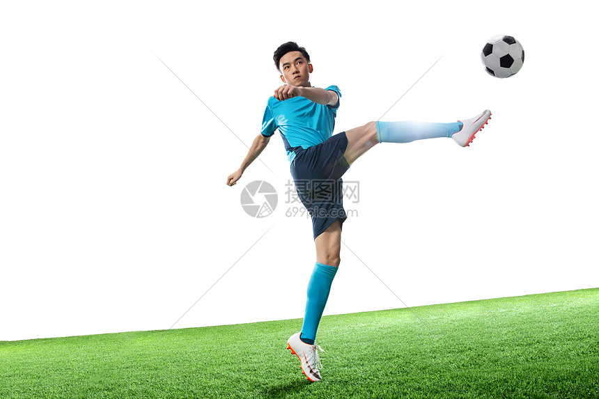 青年人一名男足球运动员踢球图片