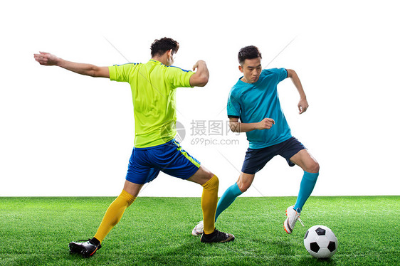 青年人两名足球运动员踢球图片