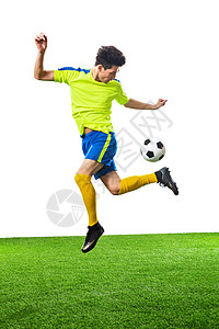 踢足球的男青年图片