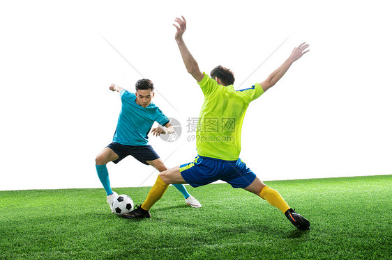 男足球运动员踢球图片