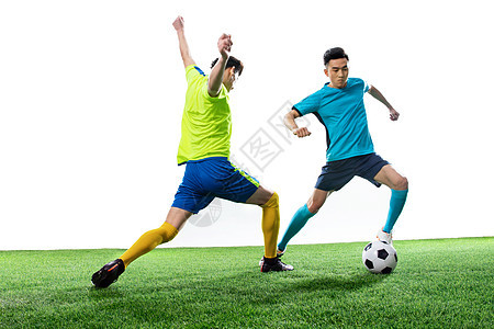 两名足球运动员踢球图片