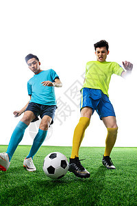 训练迅两名足球运动员踢球图片