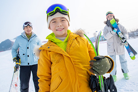 一家人自家到雪场滑雪图片