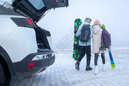 一家人自家到雪场滑雪图片