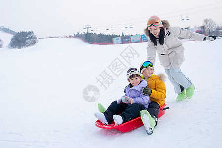 滑雪女人一家人自家到雪场滑雪背景