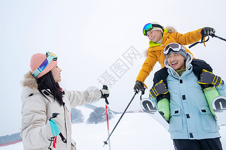 一家人自家到雪场滑雪图片