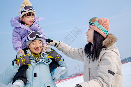 一家人自家到雪场滑雪高清图片
