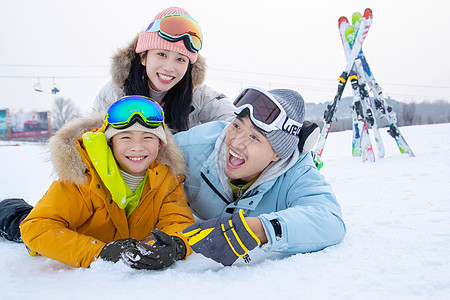 一家人自家到雪场滑雪图片