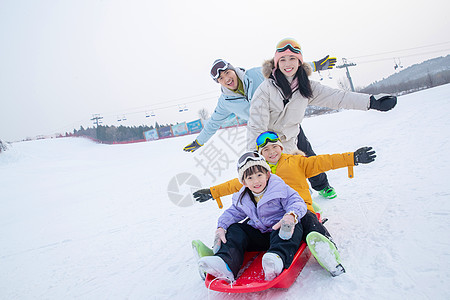 推小孩素材一家人自家到雪场滑雪背景