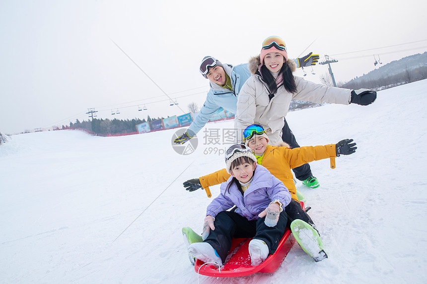 一家人自家到雪场滑雪图片