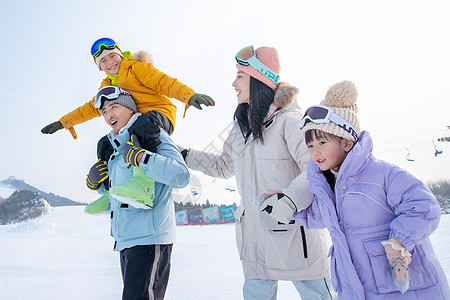 冰雪旅游一家人自家到雪场滑雪背景