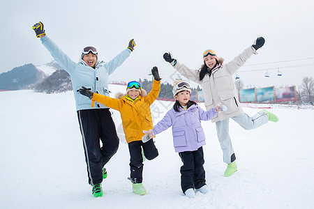 一家人一起去滑雪场滑雪高清图片