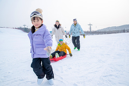 一家人一起去滑雪场滑雪图片