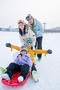 一家人一起去滑雪场滑雪图片