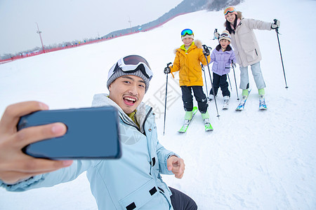 雪地拍照一家人一起去滑雪场滑雪背景