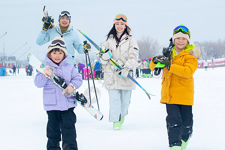 冷背景一家人一起去滑雪场滑雪背景