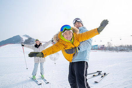 雪小孩一家人一起去滑雪场滑雪背景