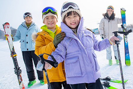 冰雪旅游一家人一起去滑雪场滑雪背景