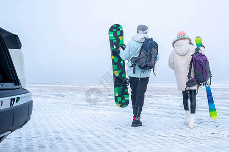 男人背包背影一家人一起去滑雪场滑雪背景