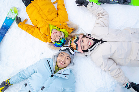 孩子运动一家人一起去滑雪场滑雪背景