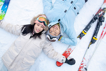 一家人一起去滑雪场滑雪图片