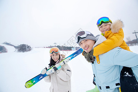 一家人一起去滑雪场滑雪图片