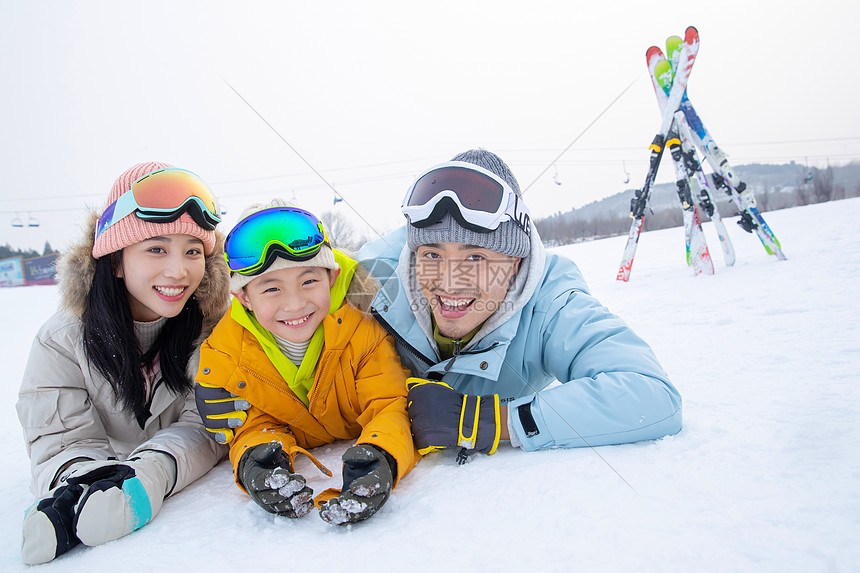 一家人一起去滑雪场滑雪图片