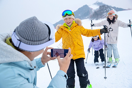 女儿是爸爸上辈子的情一家人一起去滑雪场滑雪背景