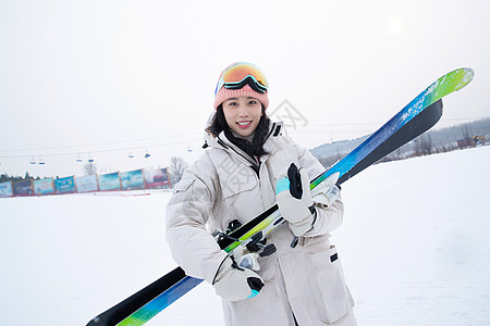 一家人一起去滑雪场滑雪图片