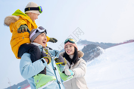 一家人一起去滑雪场滑雪图片