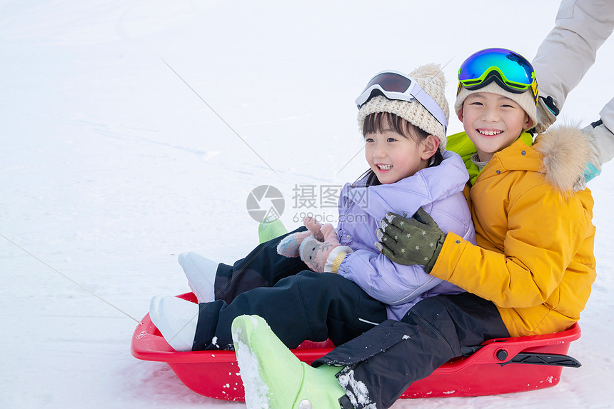 一家人一起去滑雪场滑雪图片