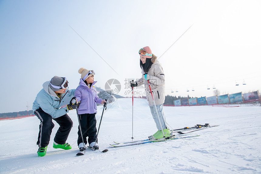 一家人一起去滑雪场滑雪图片