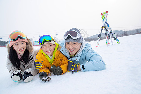 一家人到滑雪场滑雪运动图片