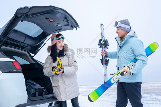 一家人到滑雪场滑雪运动图片