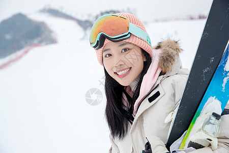 一家人到滑雪场滑雪运动图片