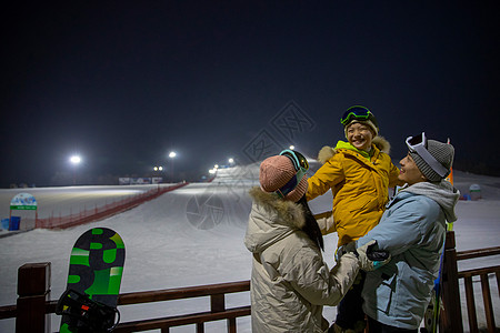 一家人到滑雪场滑雪运动图片