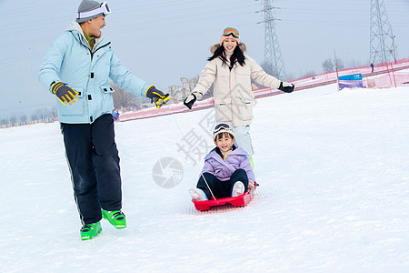 一家人到滑雪场滑雪运动图片