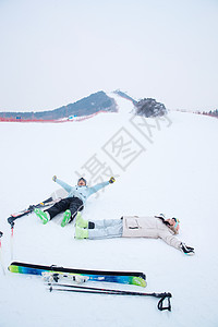 秋天健身一家人到滑雪场滑雪运动背景