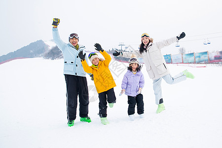 一家人到滑雪场滑雪运动图片